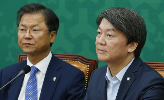 국민의당 안철수 상임공동대표와 천정배 공동대표가 29일 오전 국회에서 열린 최고위원회의에서 굳은 표정으로 앉아 있다.